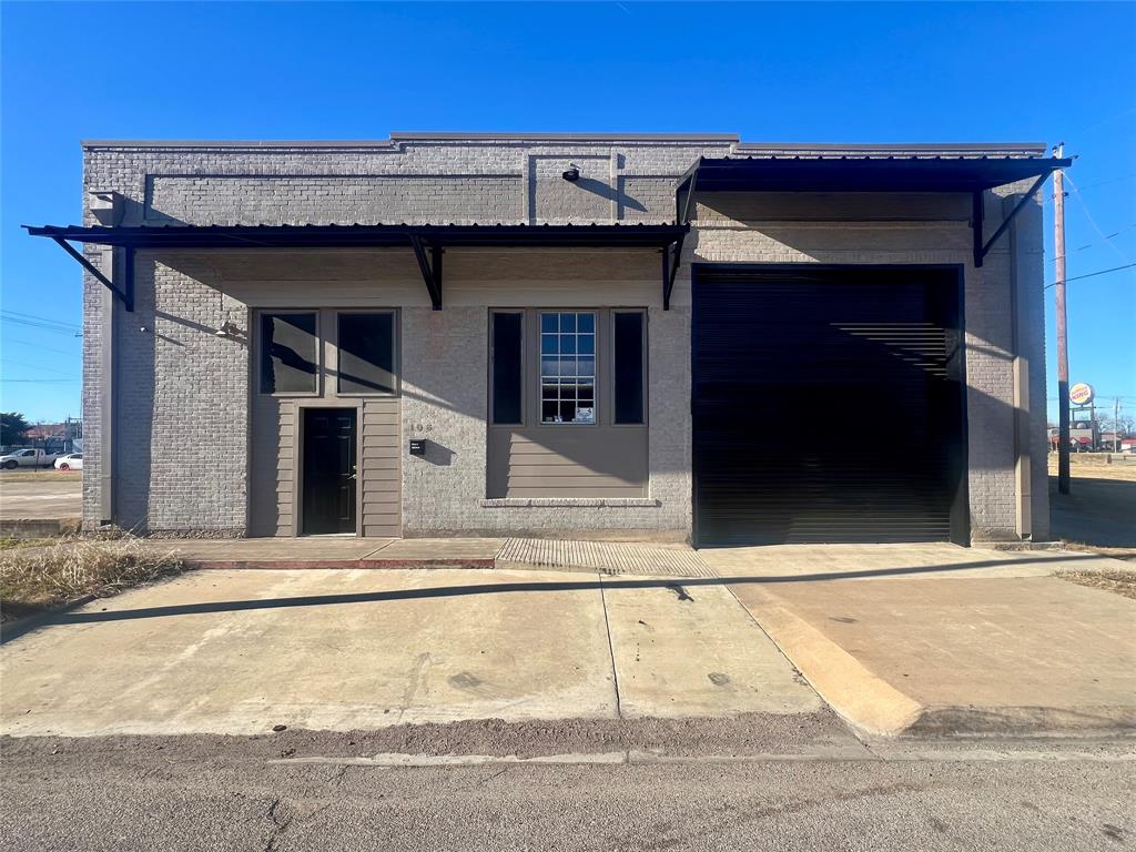106 E Brown Street Property Photo 3