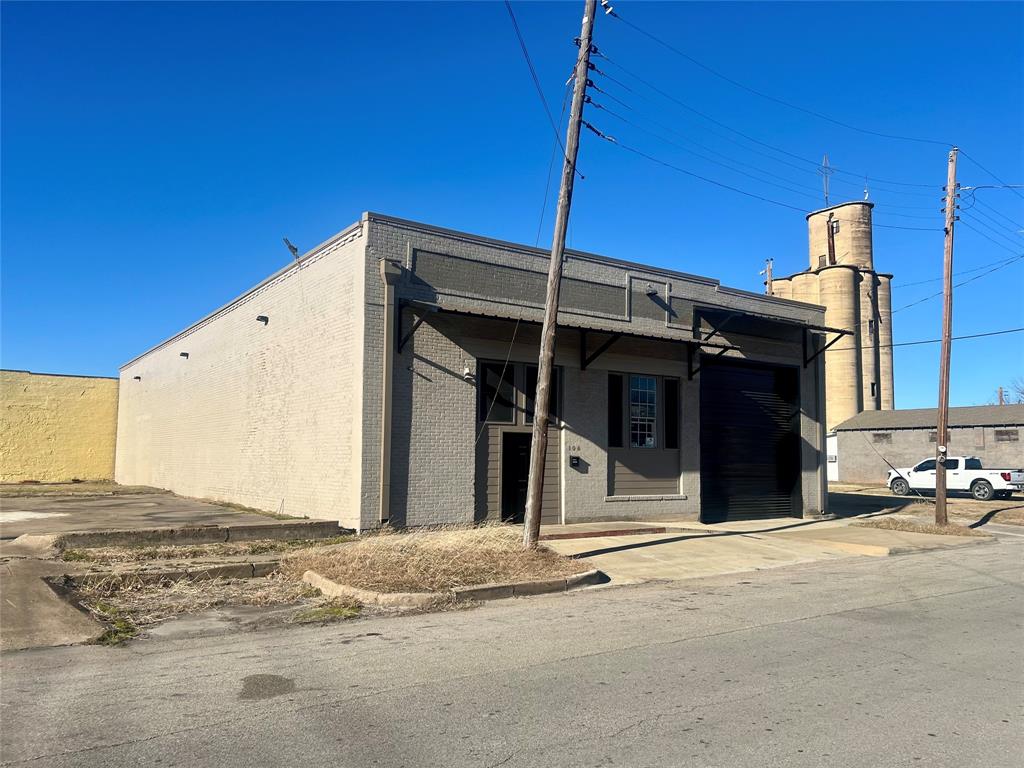 106 E Brown Street Property Photo 4