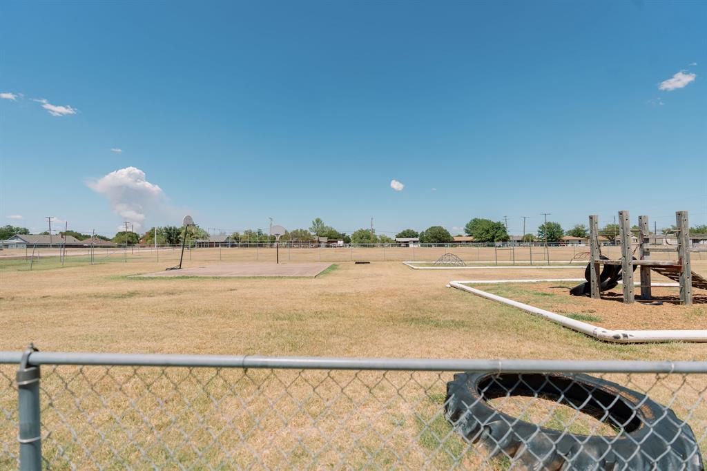 1522 Weeks Street Property Photo 32