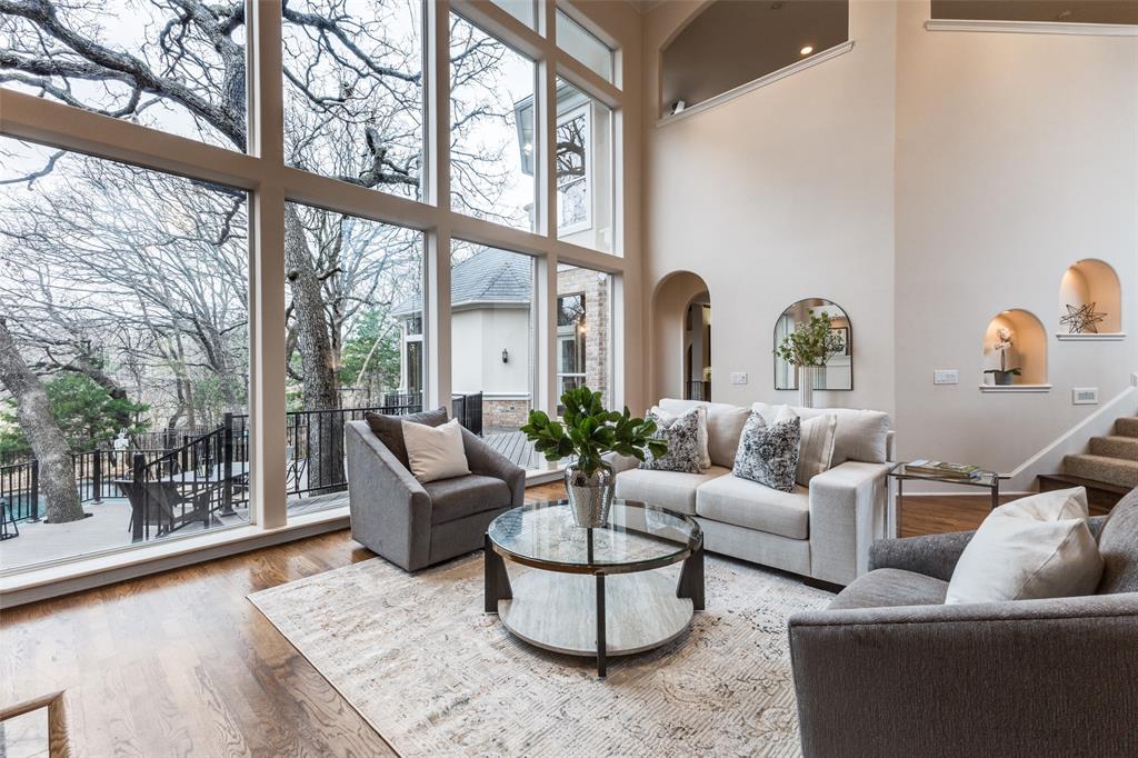 800 Lake Breeze Drive Property Photo