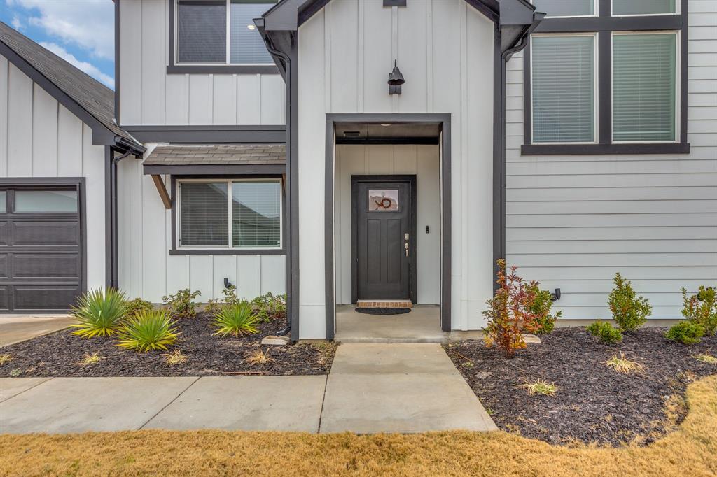 1604 Central Park Drive Property Photo 2