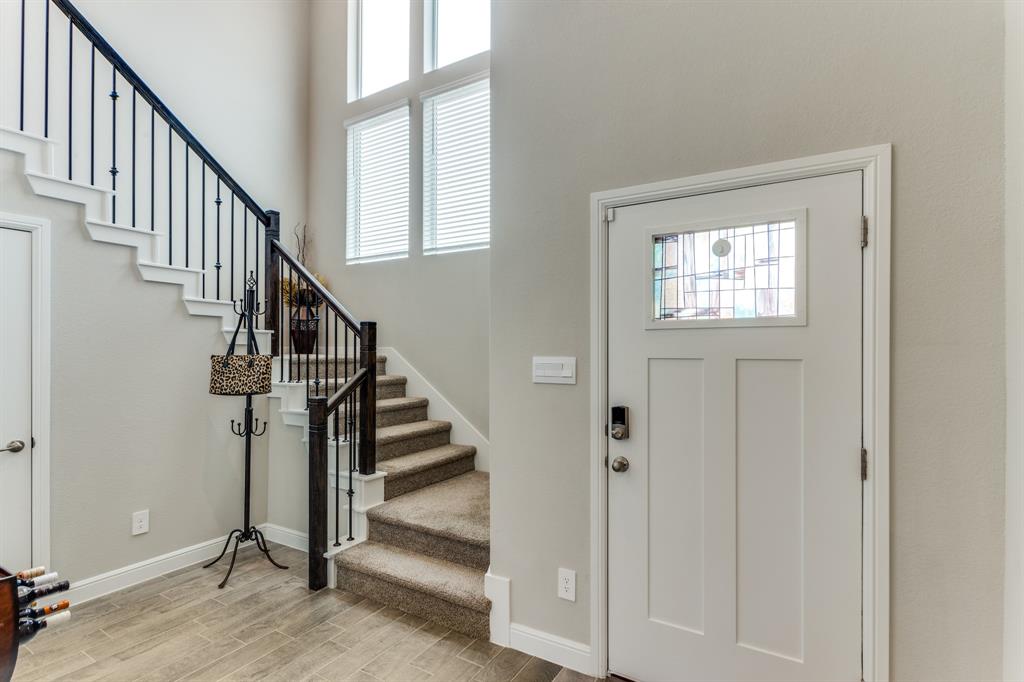1604 Central Park Drive Property Photo 3