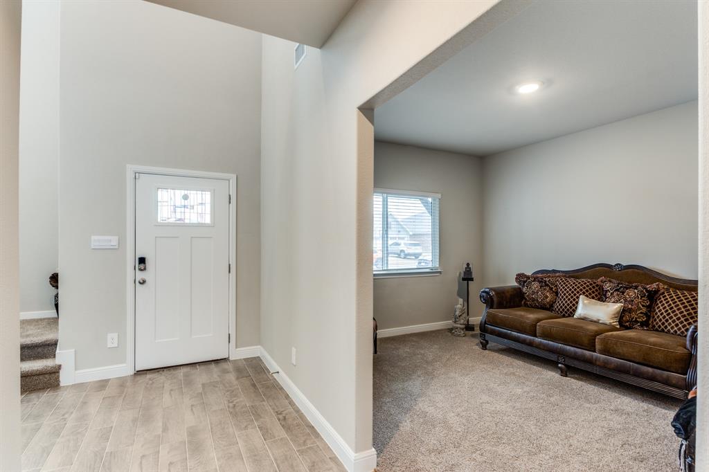1604 Central Park Drive Property Photo 4