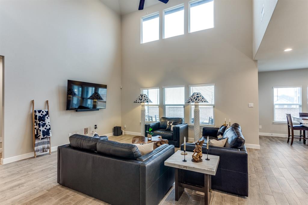 1604 Central Park Drive Property Photo 6