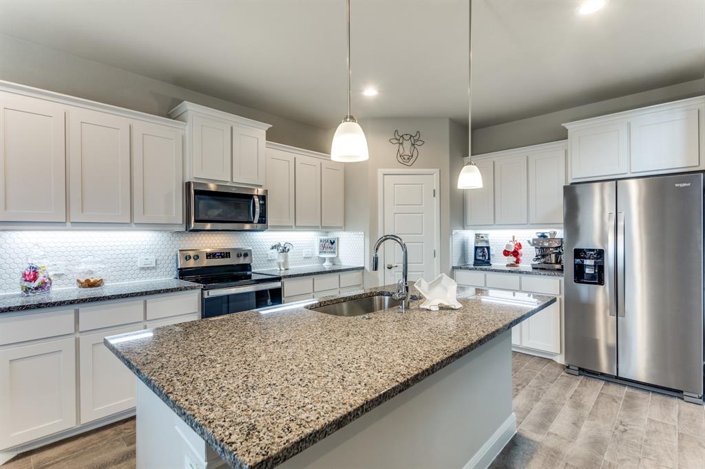 1604 Central Park Drive Property Photo 10