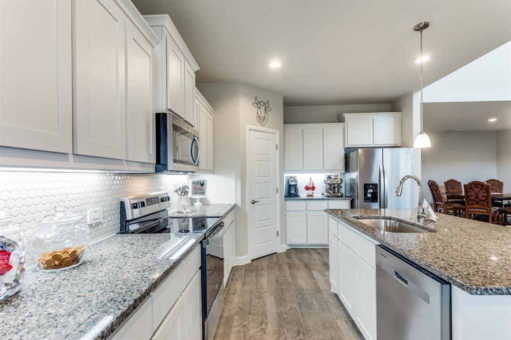 1604 Central Park Drive Property Photo 11