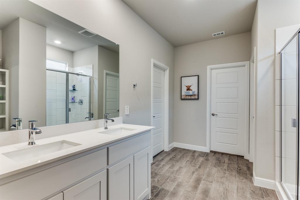 1604 Central Park Drive Property Photo 16