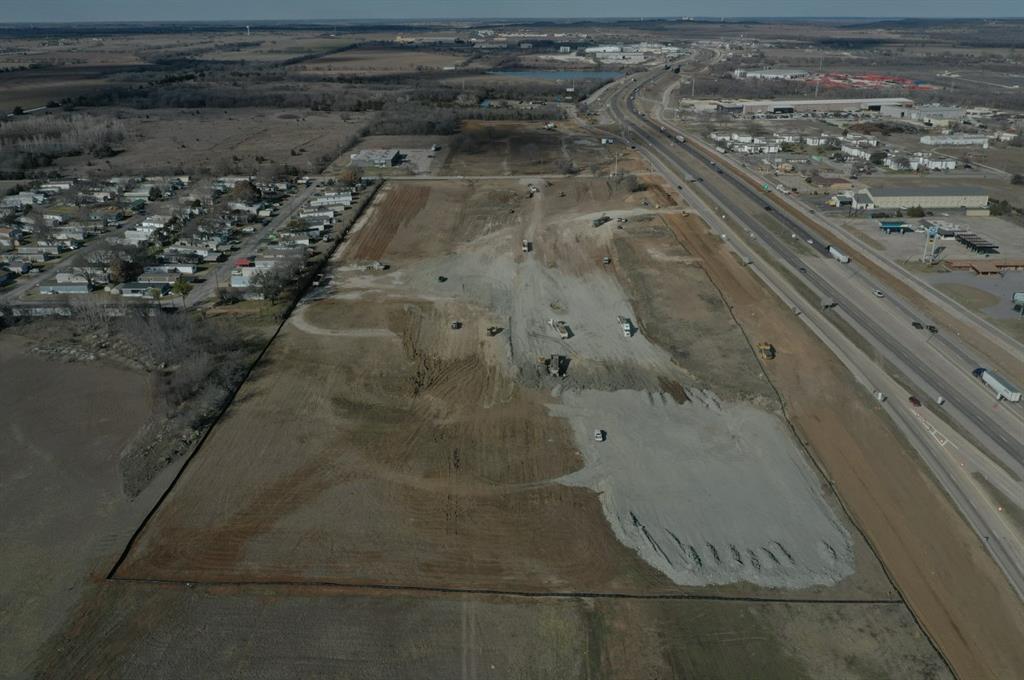 2235 N I-35 Highway Property Photo 1