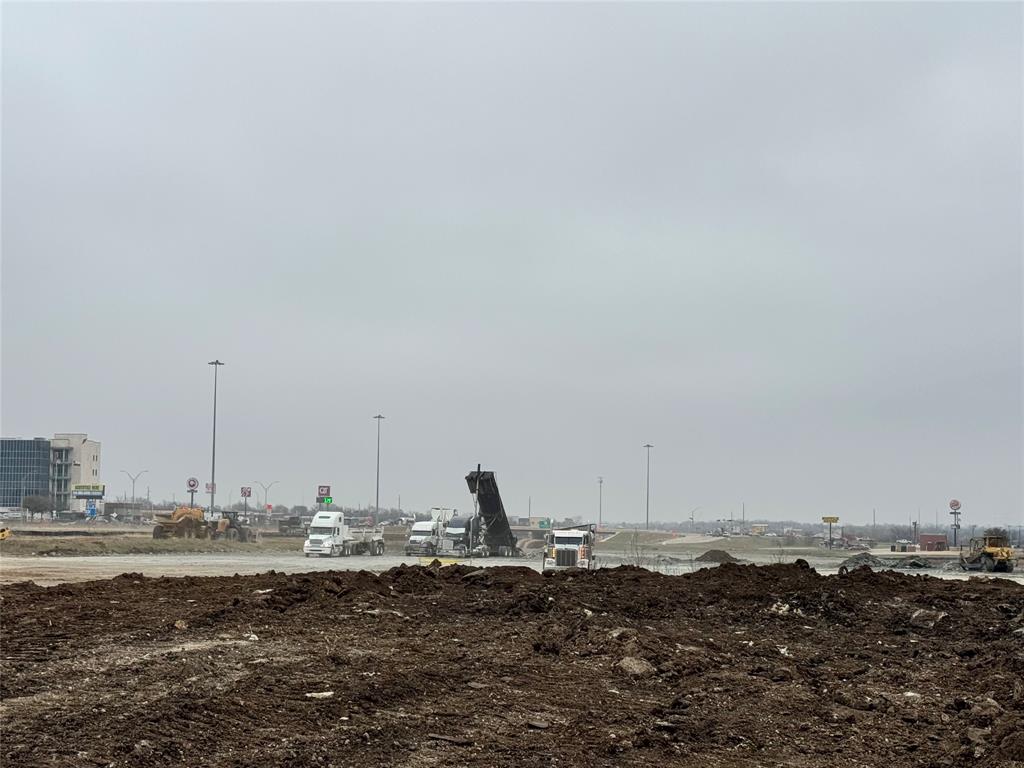 2235 N I-35 Highway Property Photo 4