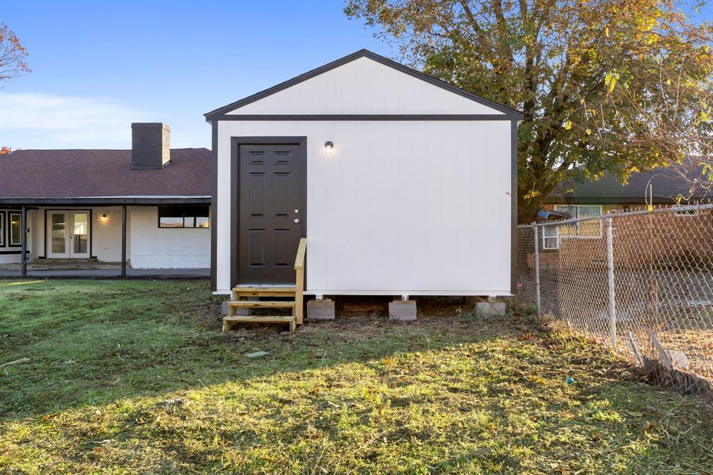1302 W Tarrant Road Property Photo