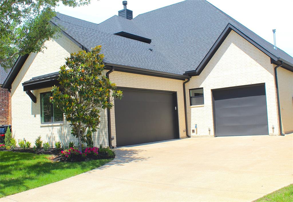 7 Center Court Property Photo 2