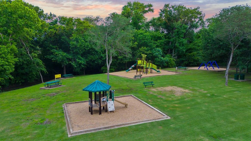 7 Center Court Property Photo 33