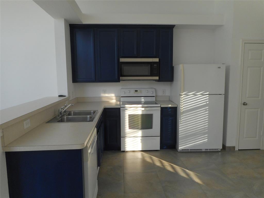 8800 Eastwood Avenue Property Photo