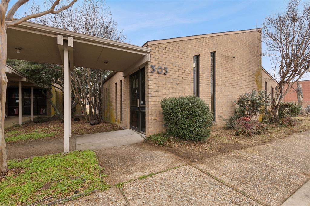 303 N Ridgeway Drive Property Photo 1