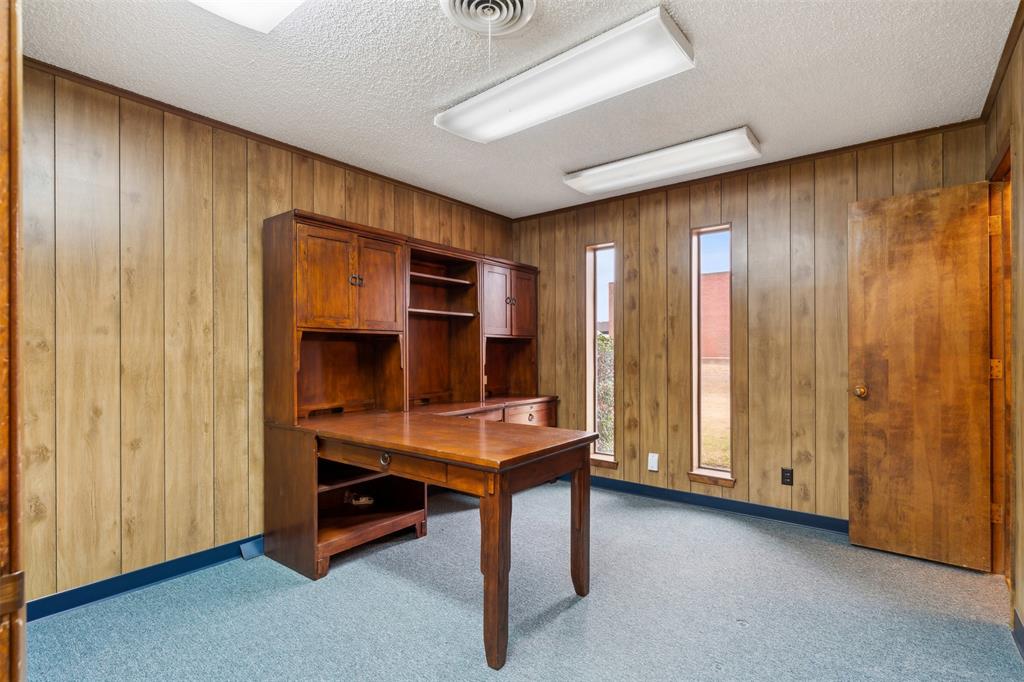 303 N Ridgeway Drive Property Photo 9