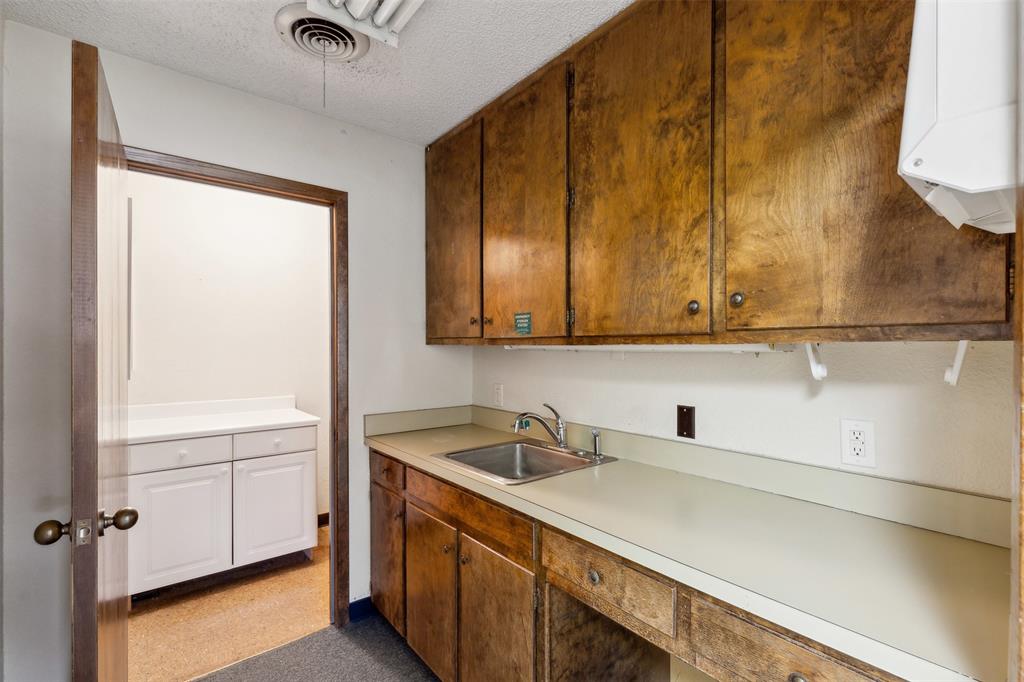 303 N Ridgeway Drive Property Photo 16