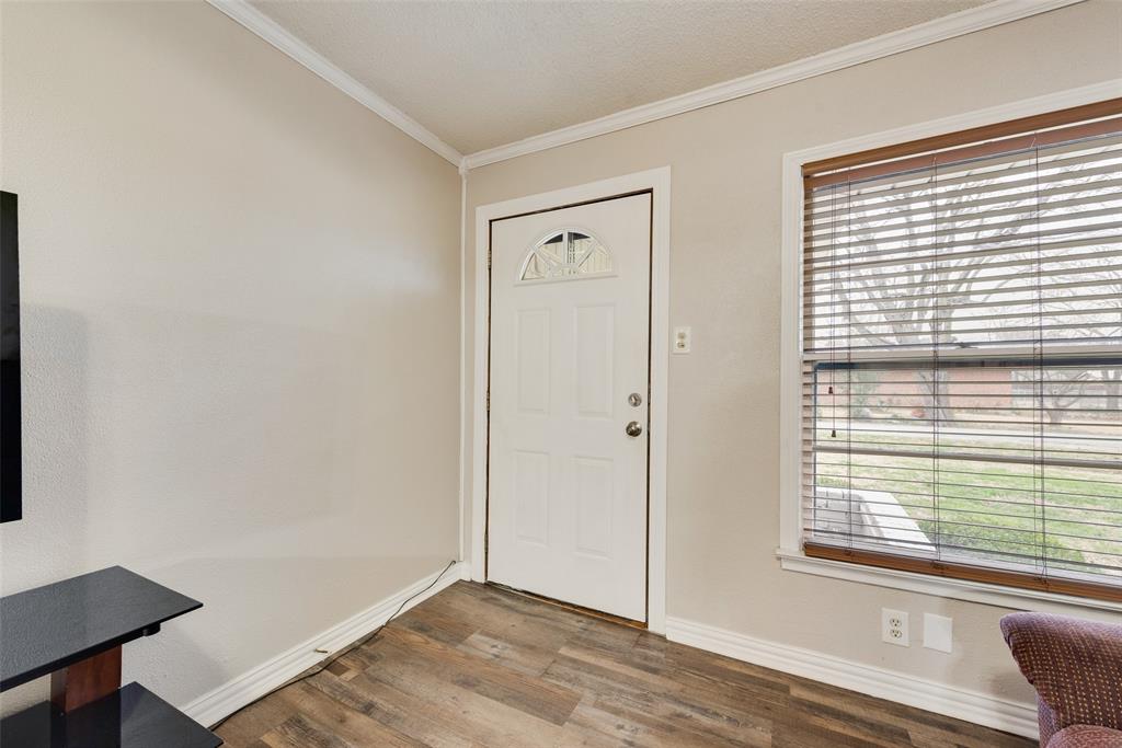 202 E 10th Street Property Photo 3