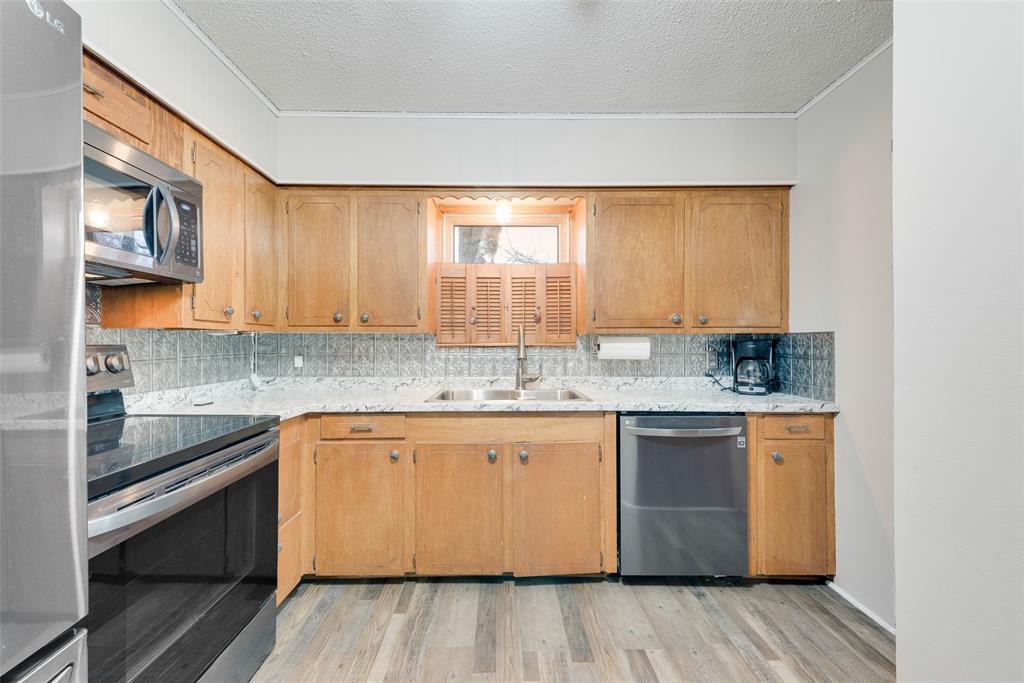 202 E 10th Street Property Photo 12