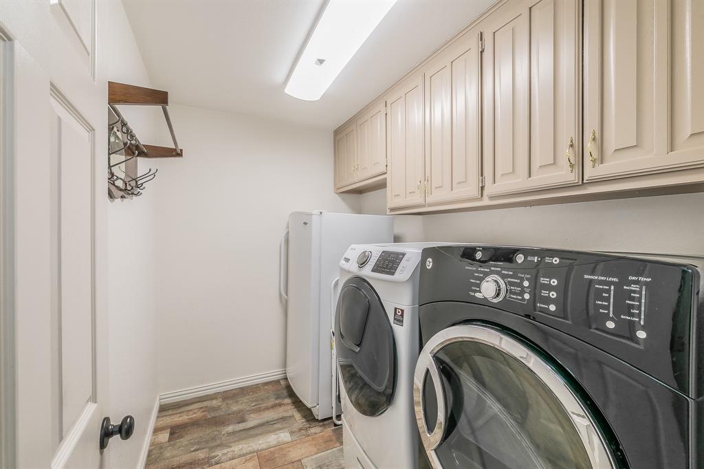 808 Majestic Oaks Court Property Photo 4