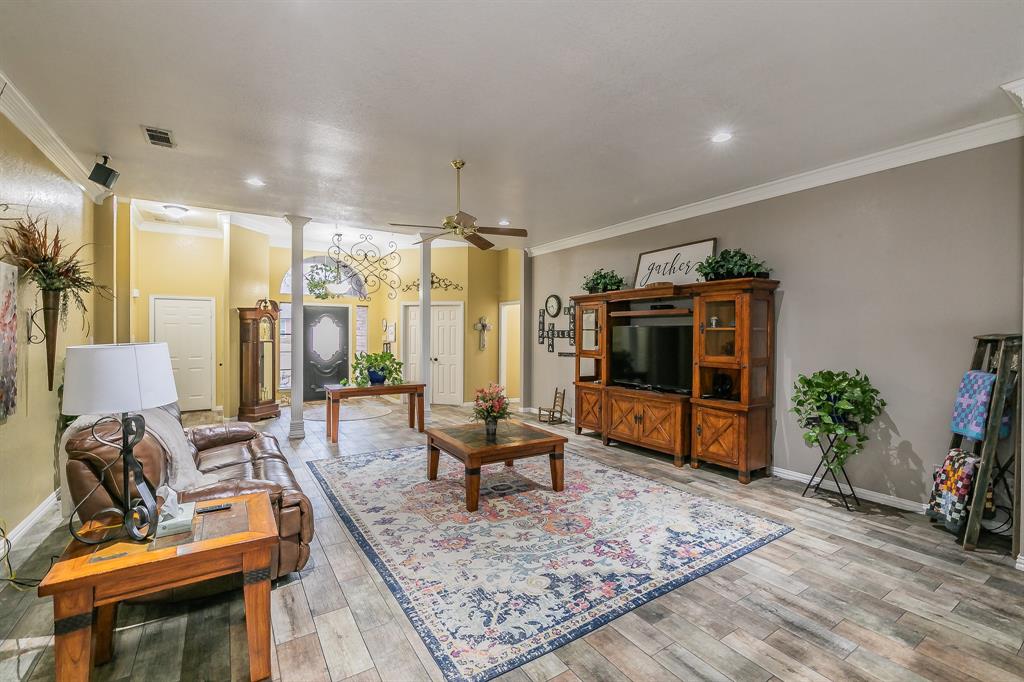 808 Majestic Oaks Court Property Photo 6