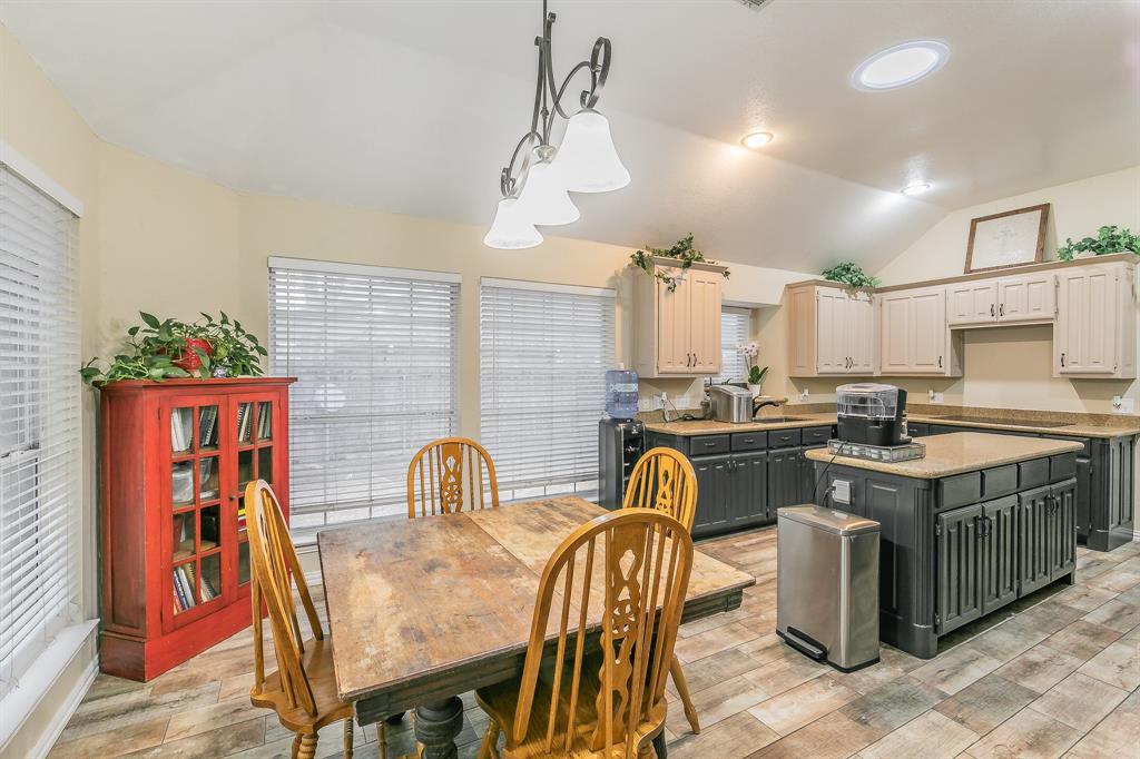 808 Majestic Oaks Court Property Photo 12