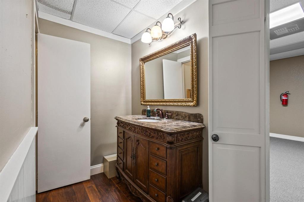 111 S Travis St Property Photo 34
