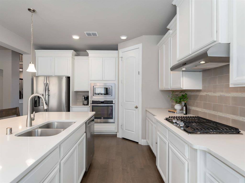 9908 Pikes Peak Place Property Photo 3
