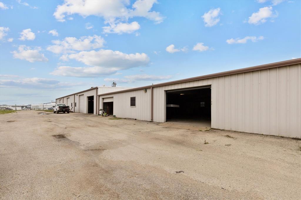 2305 N Main Street Property Photo 4