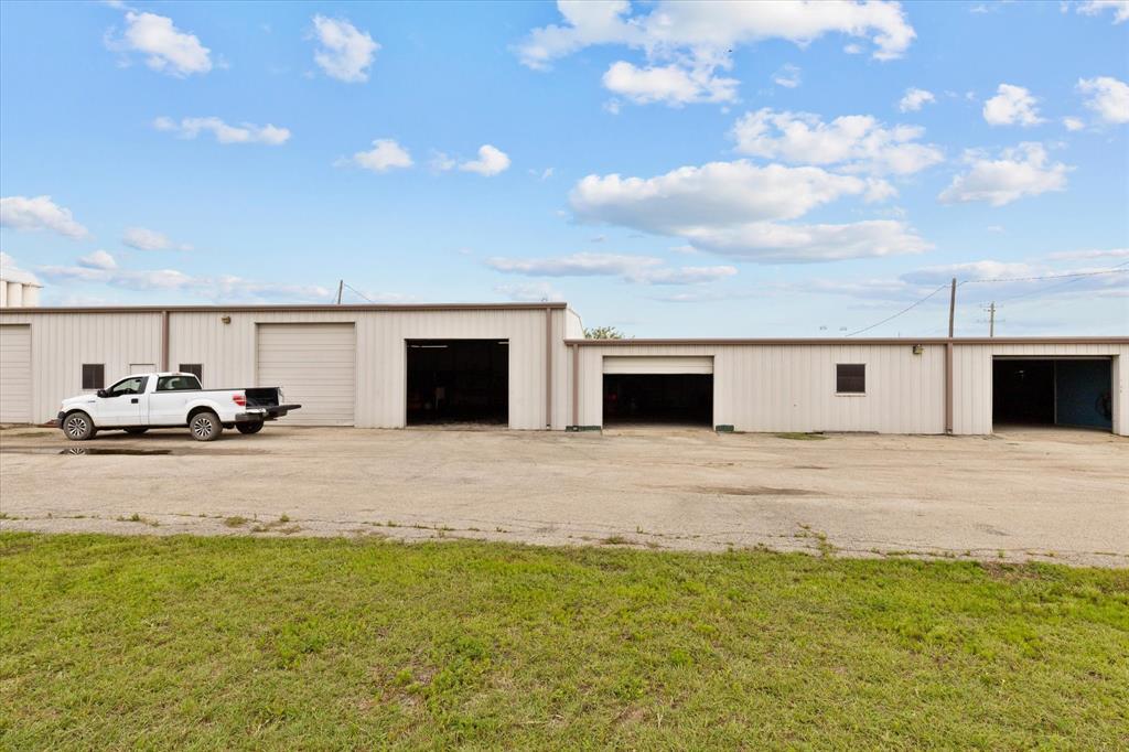 2305 N Main Street Property Photo 5