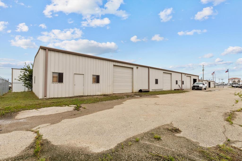 2305 N Main Street Property Photo 6