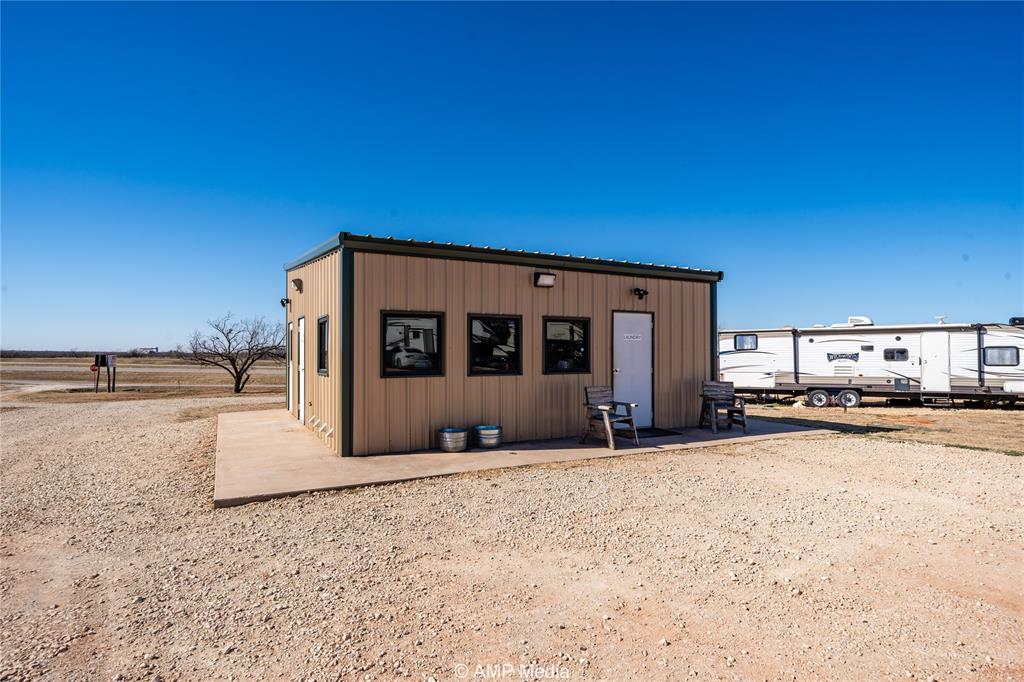 414 W Winburn Property Photo 6