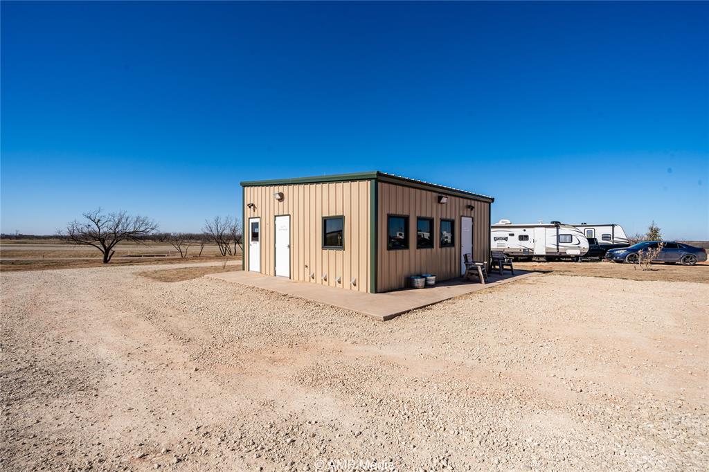 414 W Winburn Property Photo 7