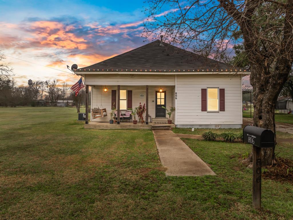 806 Bowie Property Photo
