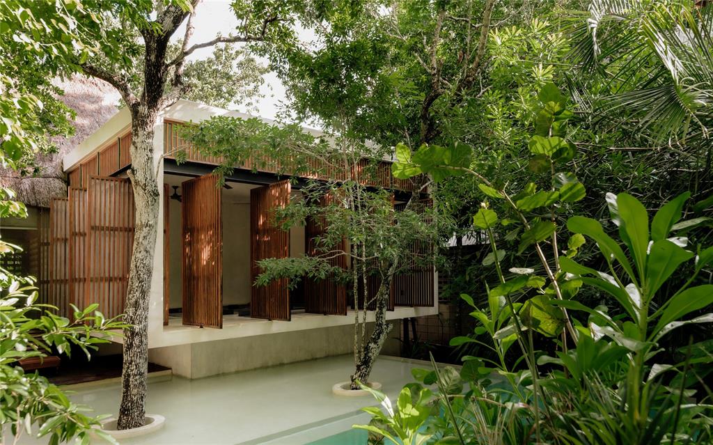 3 Poniente Property Photo