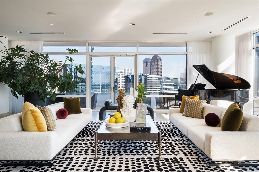 2430 Victory Park Lane Property Photo