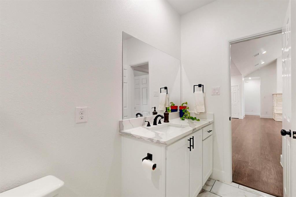 204 County Road 1001 Property Photo 26