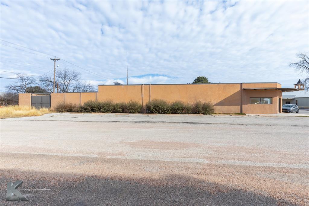 202 Oak Street Property Photo 6
