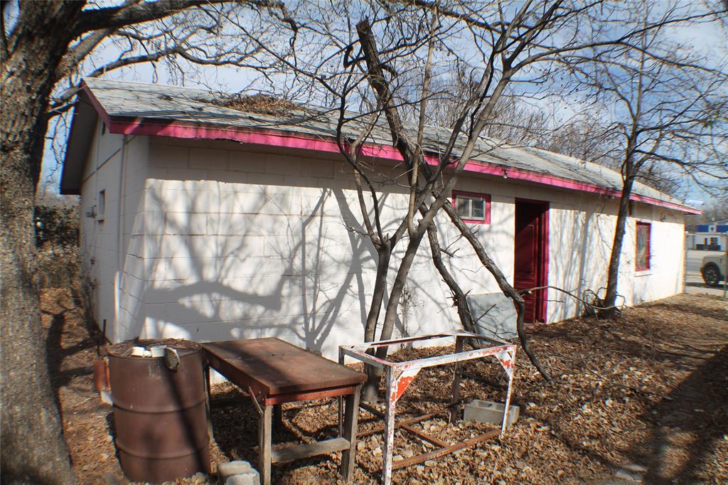 709 W Commerce Property Photo 4