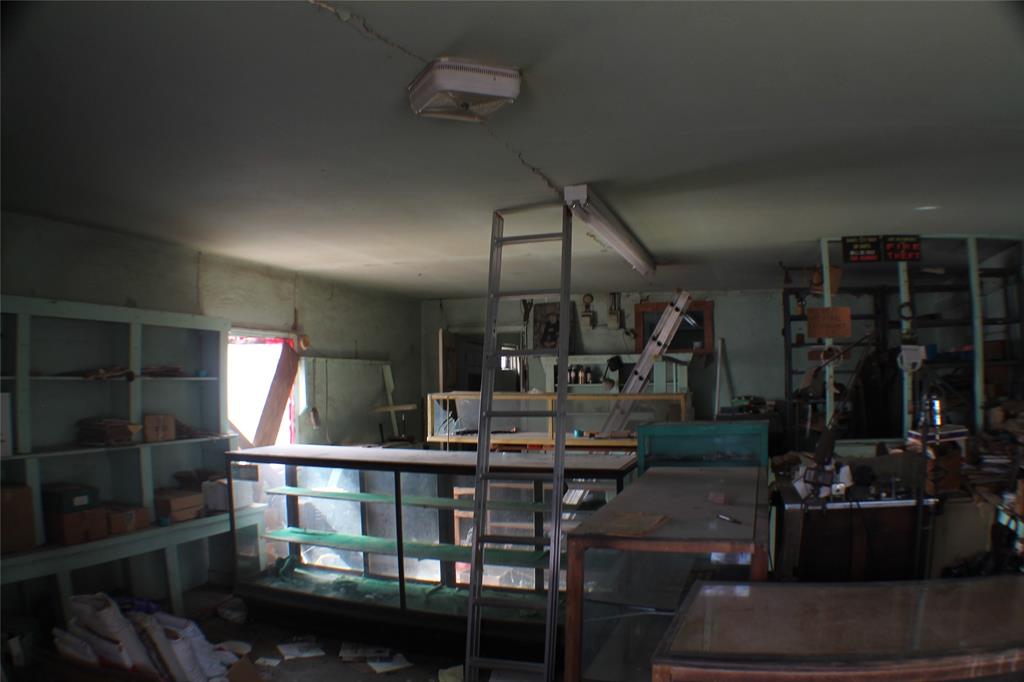 709 W Commerce Property Photo 7