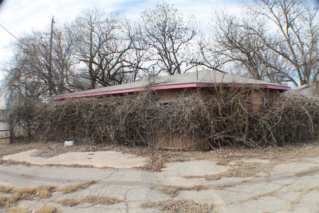 709 W Commerce Property Photo 8