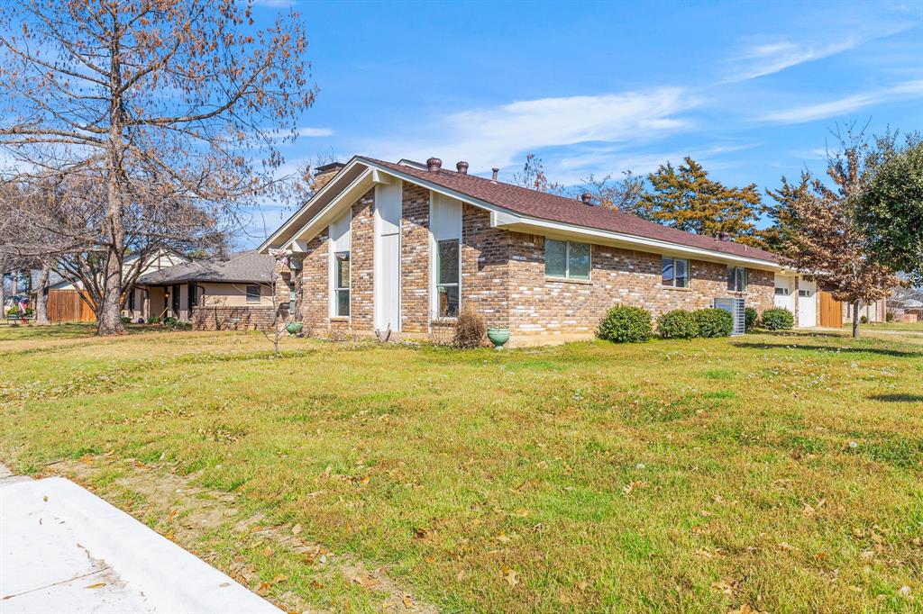 2 Easy Street Property Photo