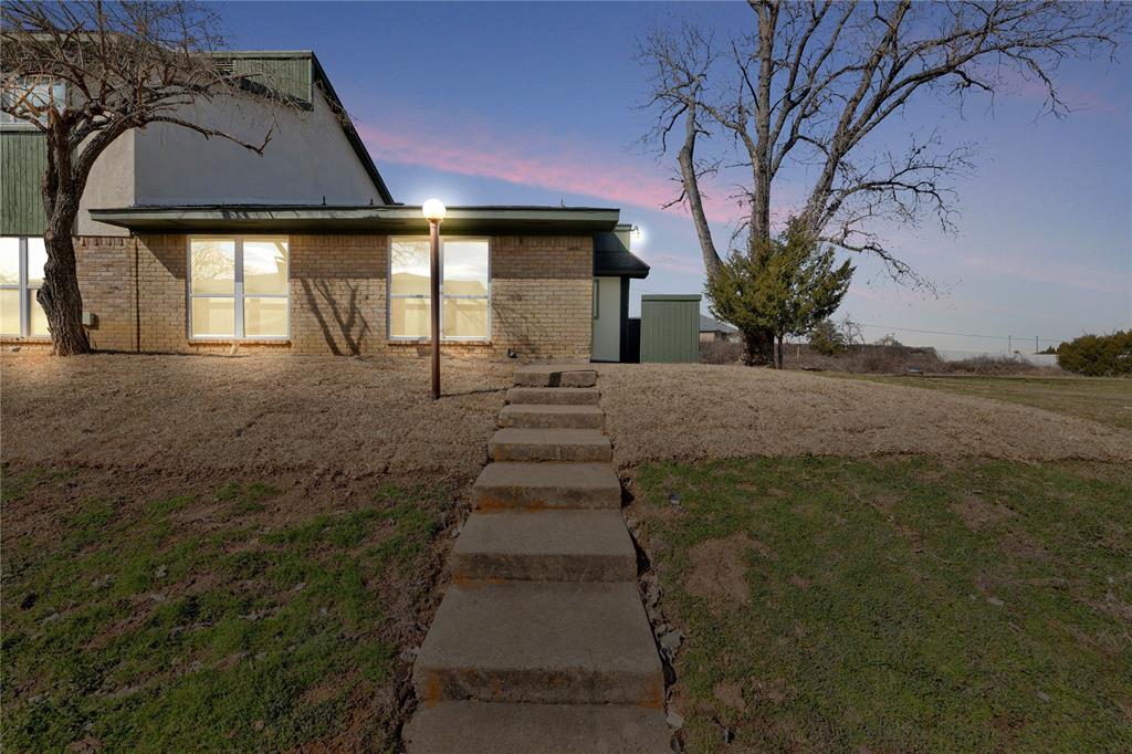 1402 S Carrier Parkway Property Photo