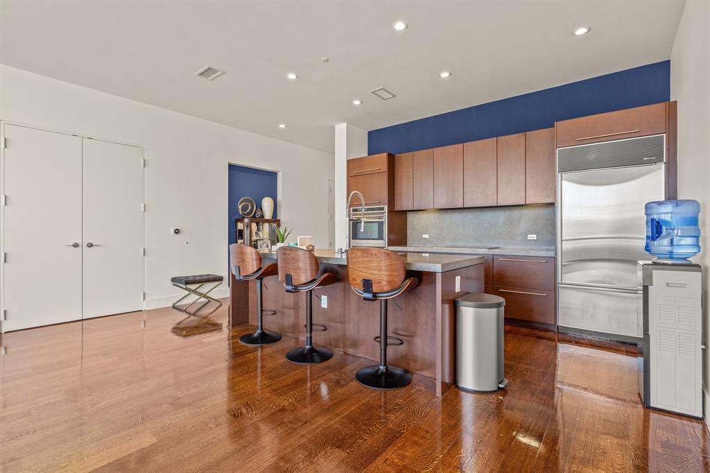 2200 Victory Avenue Property Photo 9