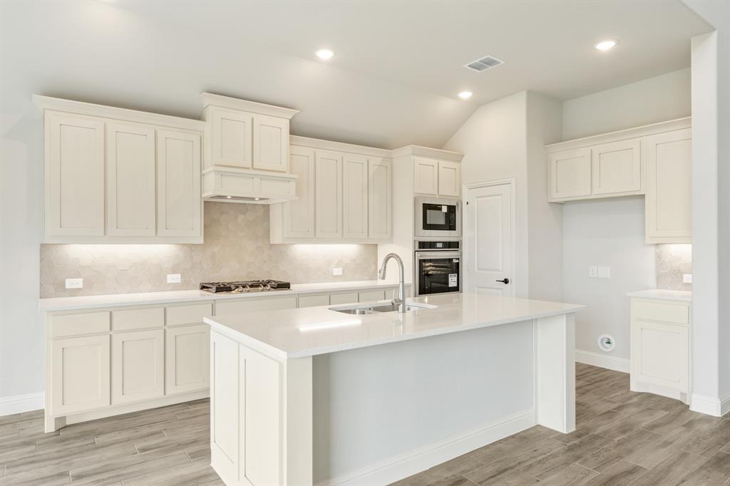 2009 Holland Drive Property Photo 11