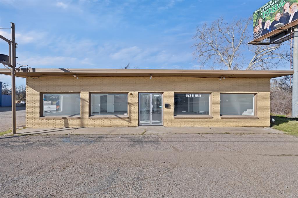 1123 N Main Street Property Photo 1