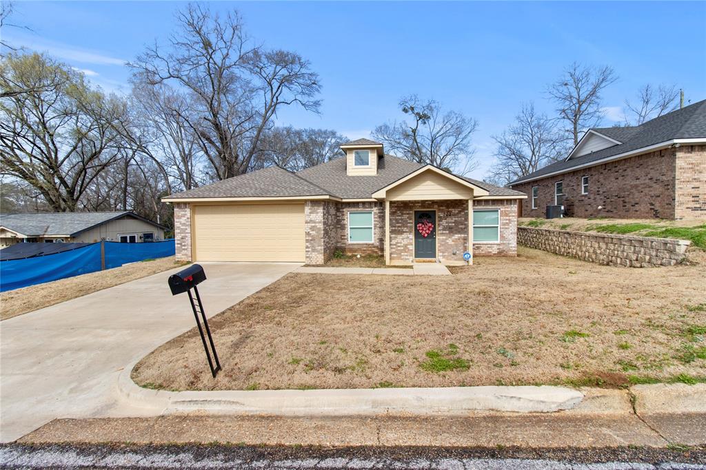 702 Warren Street Property Photo