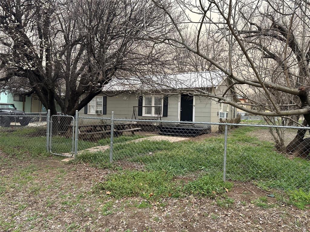 209 2nd Street Property Photo