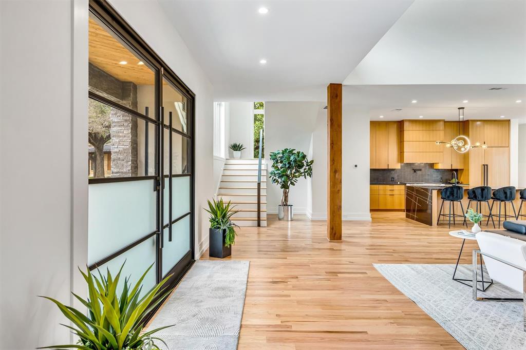 7533 Royal Place Property Photo