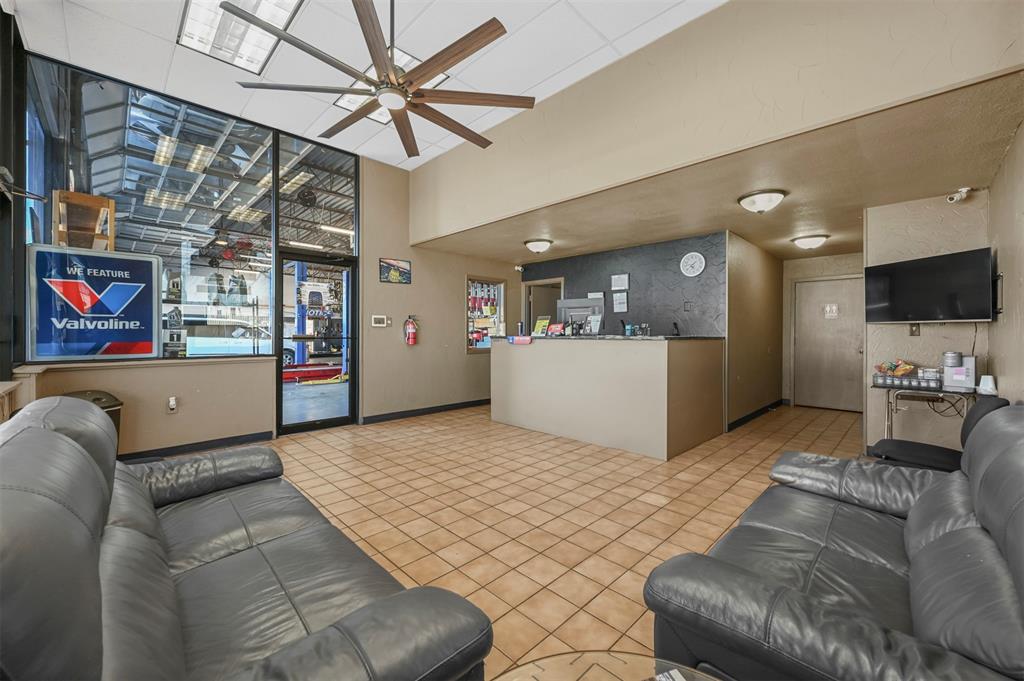 685 S Stemmons Freeway Property Photo 6