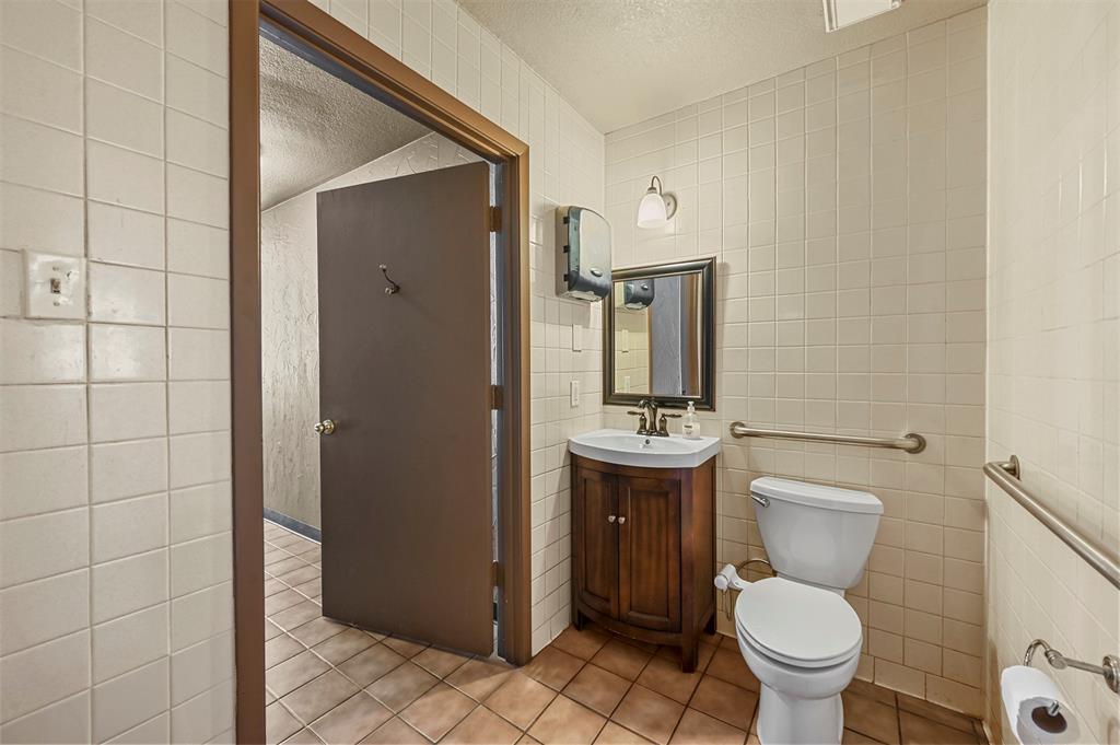685 S Stemmons Freeway Property Photo 11